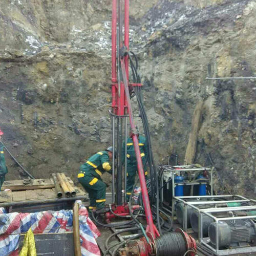 PDC钻头和地质钻杆在进行地质勘探应用展示(图1) PDC钻头和地质钻杆在进行地质勘探应用展示(图1)